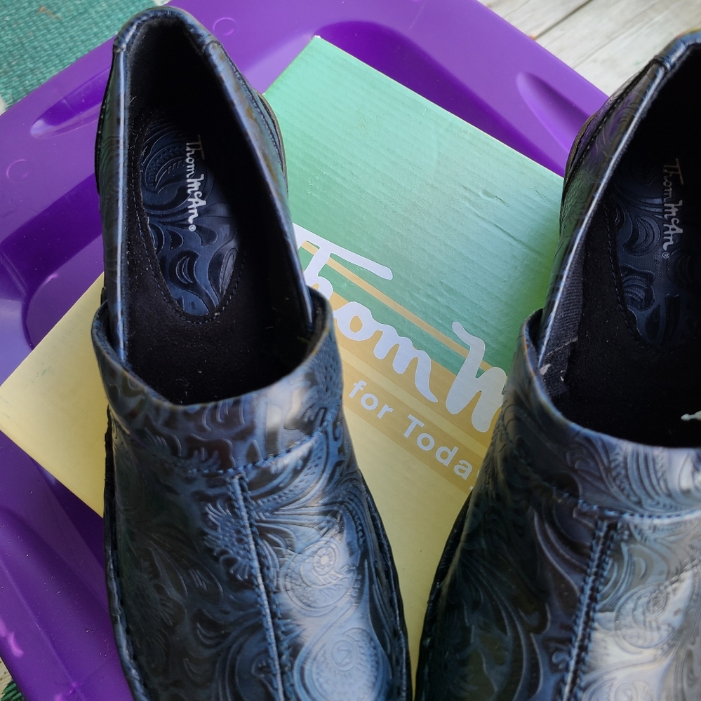 Size 8 Tom McAnn faux blue Leather shoes